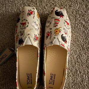 New Tom’s Christmas cat slip-ons. Size 9.5. Never worn.